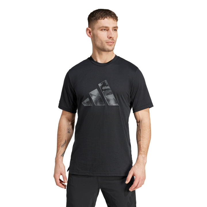 Camiseta Train Essentials Camo Graphic Logo